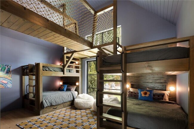 Building Photo - 725 Rocky Point Dr