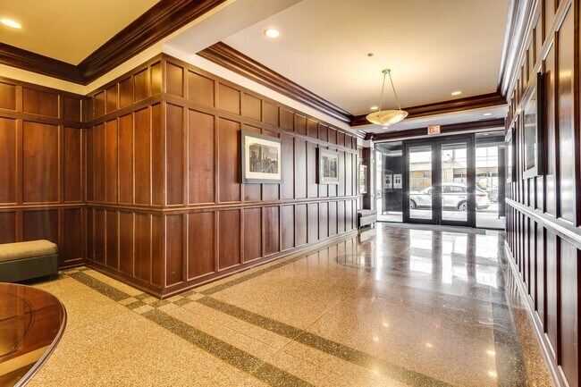 Building Photo - 33 W Huron St