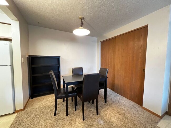 Building Photo - $1,025 | 2 Bedroom, 1 Bathroom Apartment |...