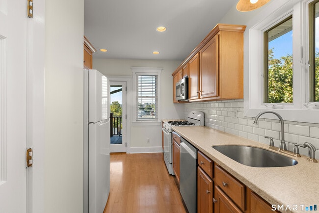 Building Photo - 18 Wessels Pl