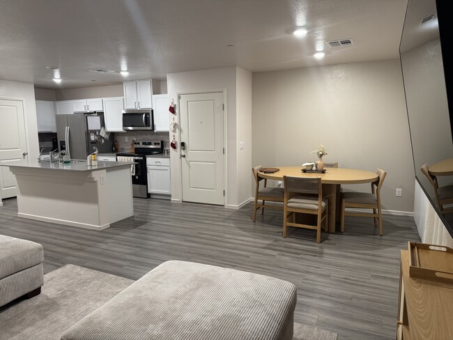 Building Photo - 6086 Lily Gdn St