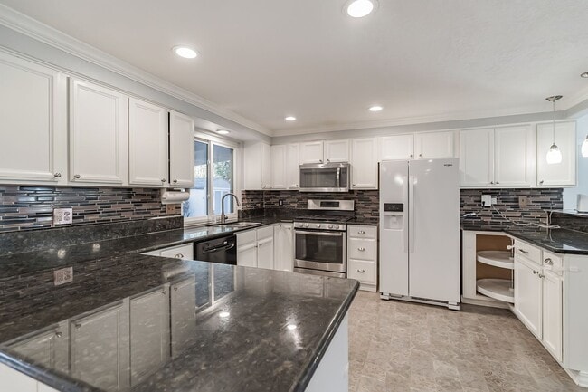 Building Photo - Hyland Hills 5 Bedroom Gem