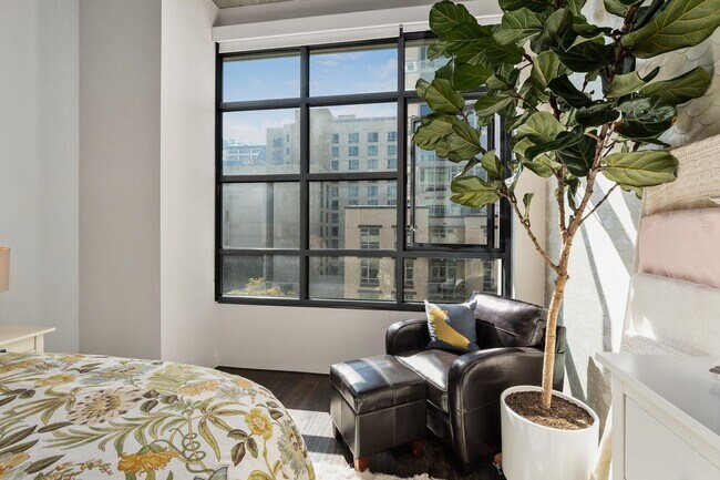 Building Photo - Modern Chic 2 bedroom at M2i