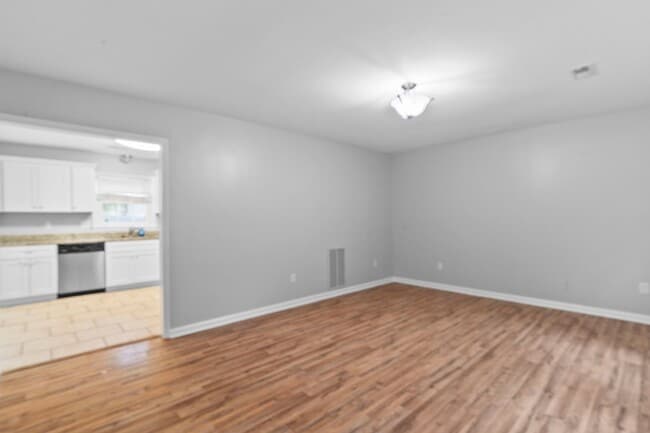 Building Photo - Newport News Rancher 3 BR 2 BA Culd-de-sac