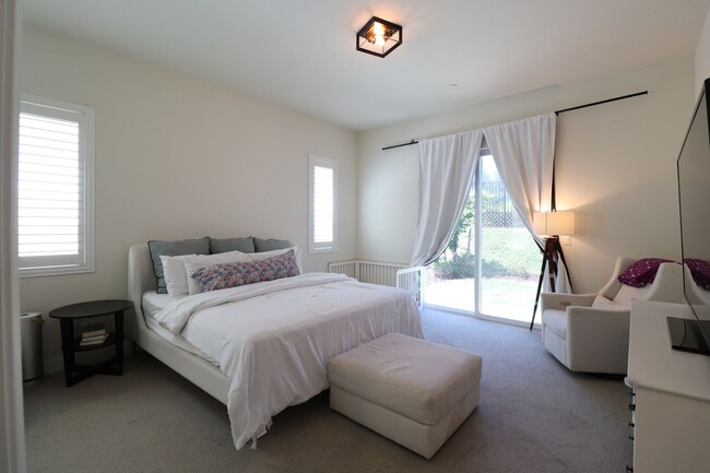 Building Photo - Gated Groves Single Story Home