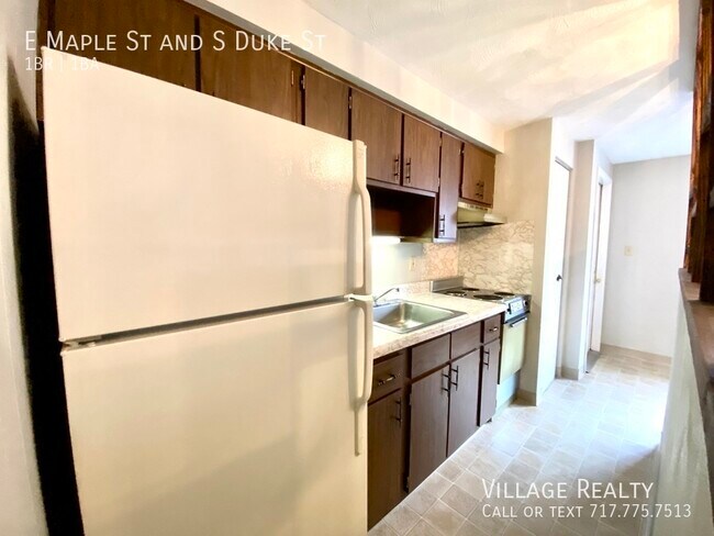 Building Photo - 461 E Maple St