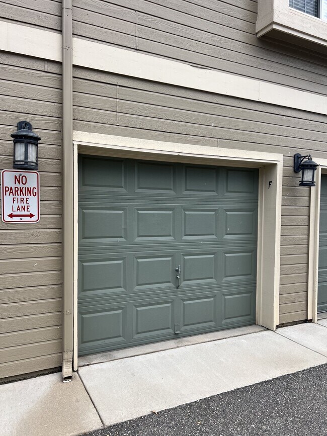 Building Photo - Available Now!  Beautiful Condo in Steeplc...