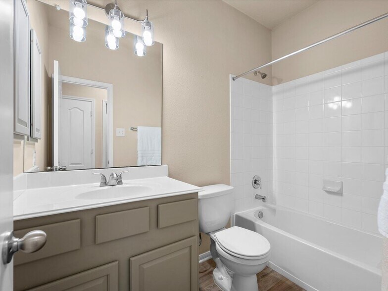 Building Photo - 26 Canterborough Pl