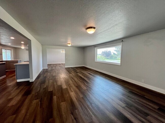 Building Photo - Fully Remodeled 4 Bed 3 Bath Home in the C...