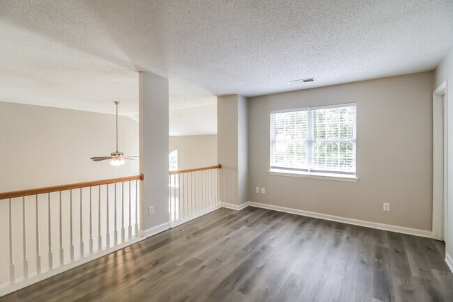 Building Photo - 7601 Hilltop Way