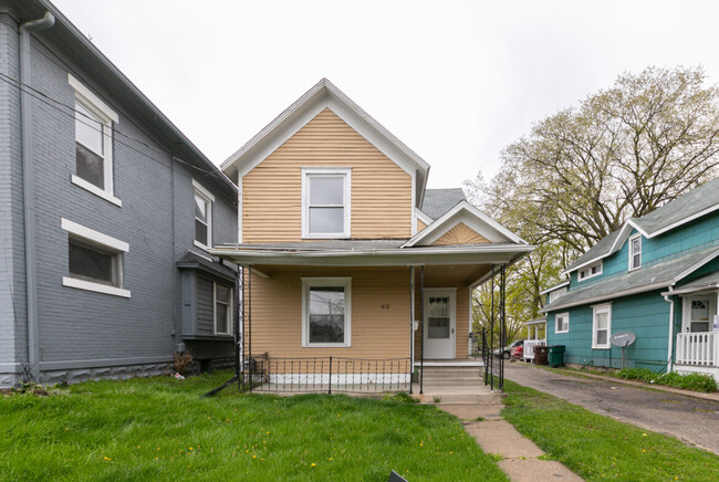 Building Photo - 418 W Saginaw St