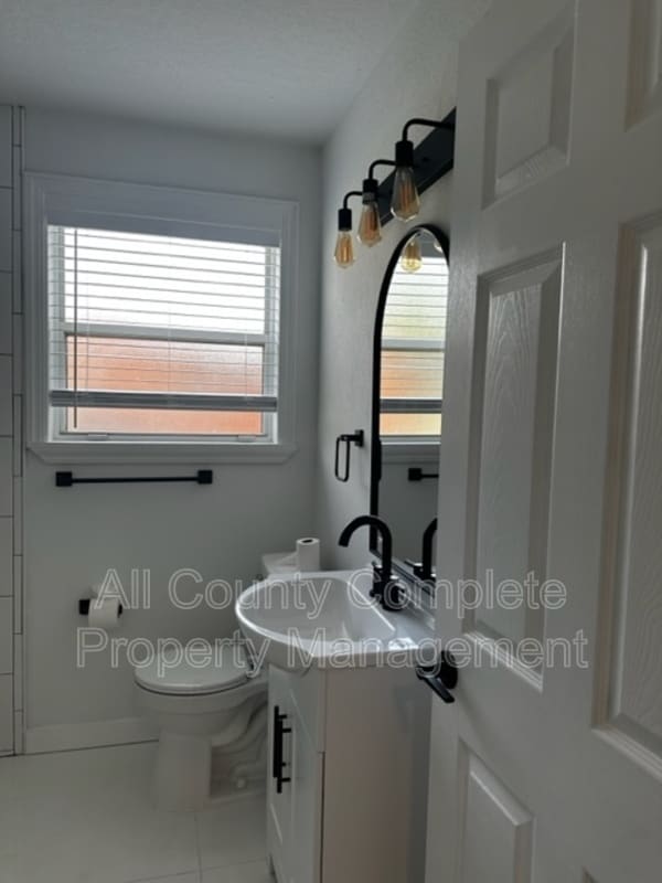 Building Photo - 7616 Lueders Ave