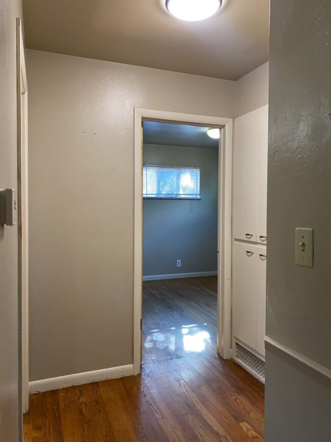 Building Photo - STUDENTS WELCOME! 5 Bed 2 Bath Ranch House w/ Basement