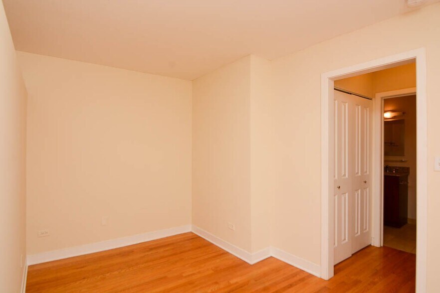 Building Photo - 675 W Wrightwood Ave