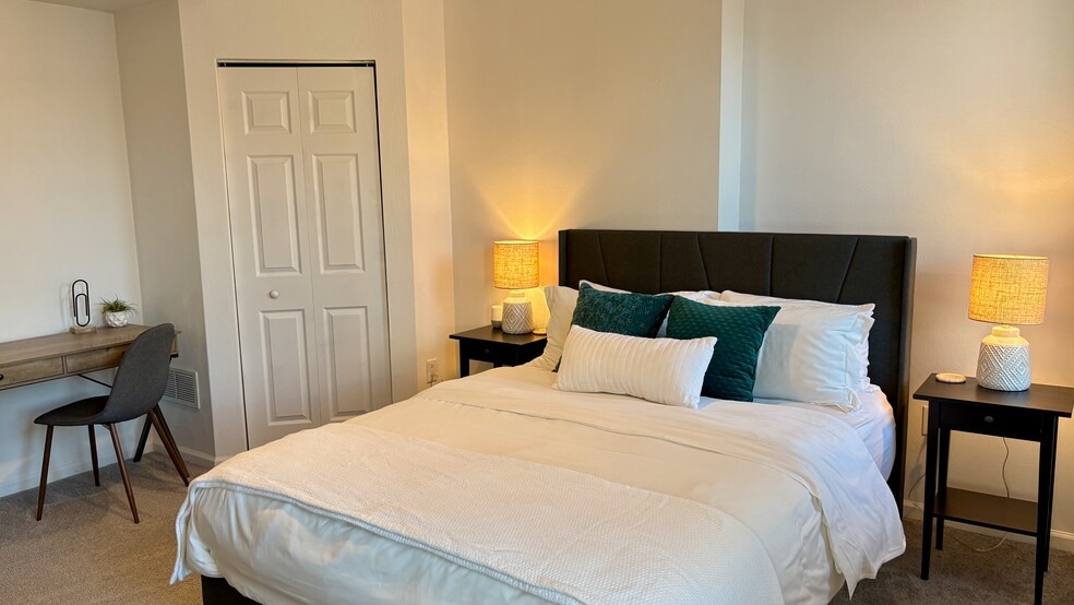 Building Photo - 2202 Sarah St