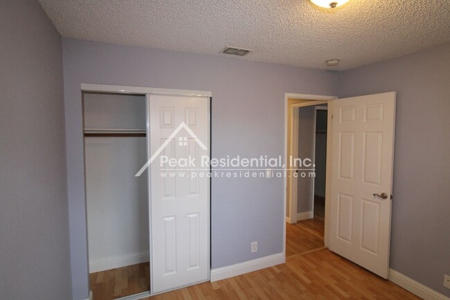 Building Photo - Cute 2bd/2ba Duplex with Garage - Walk to ...