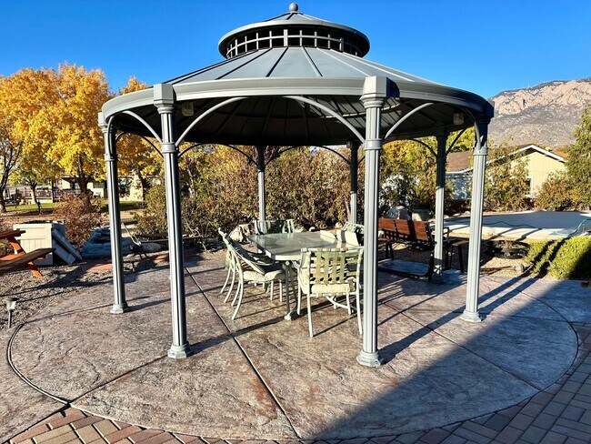 Building Photo - Move in Special Luxury 4 bedroom 4.5 bathr...