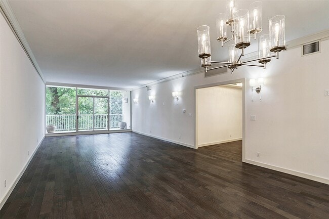 Building Photo - 121 N Post Oak Ln