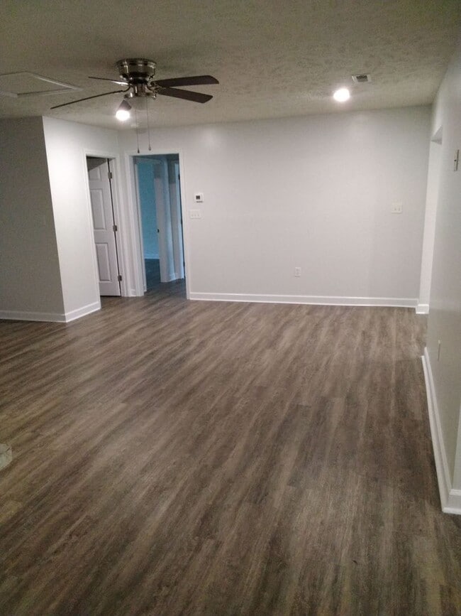 Building Photo - 618 Hiawatha Rd