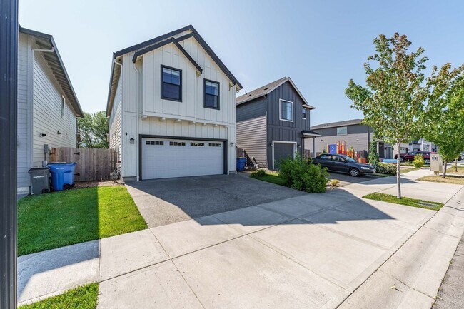 Building Photo - Light, Bright & Move-In Ready – 3BR Gem in Prime Ridgefield Location!  (Pet Friendly)