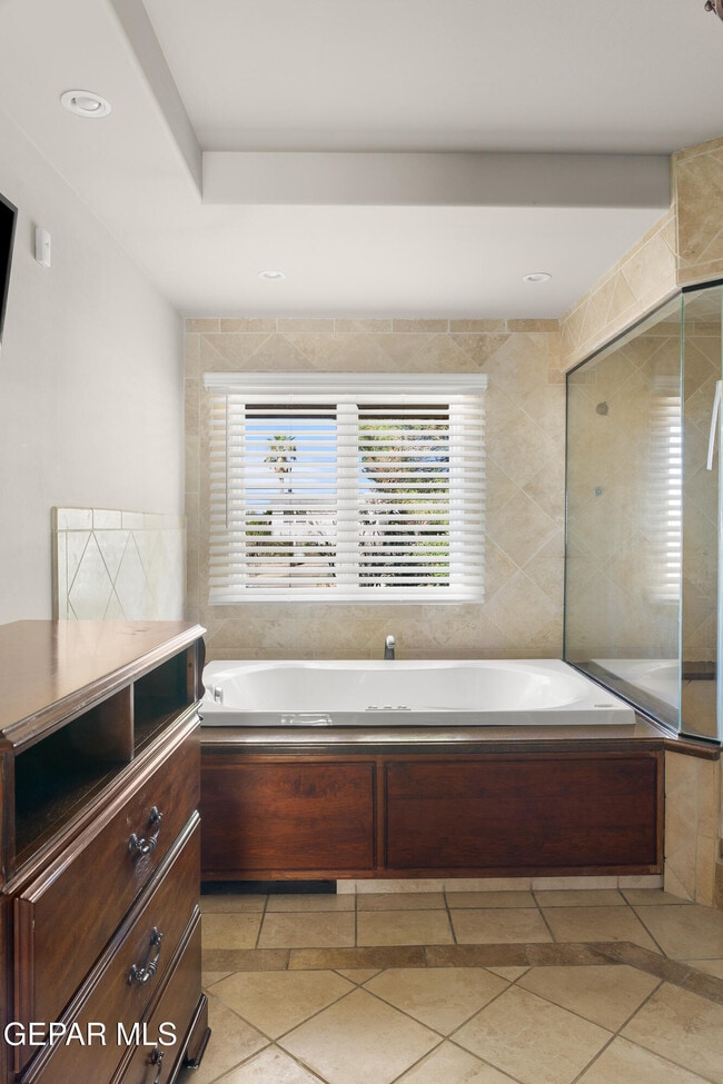 Building Photo - 6204 Pinehurst Dr