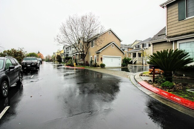 Building Photo - 2 Bedroom 2.5 Bath Home in Petaluma