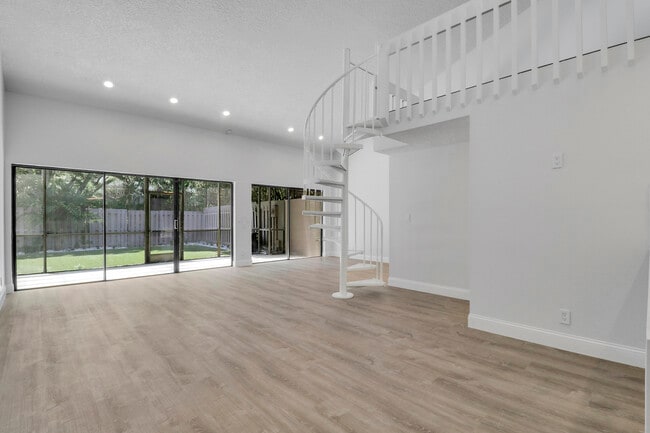 Building Photo - 6680 Thornhill Ct
