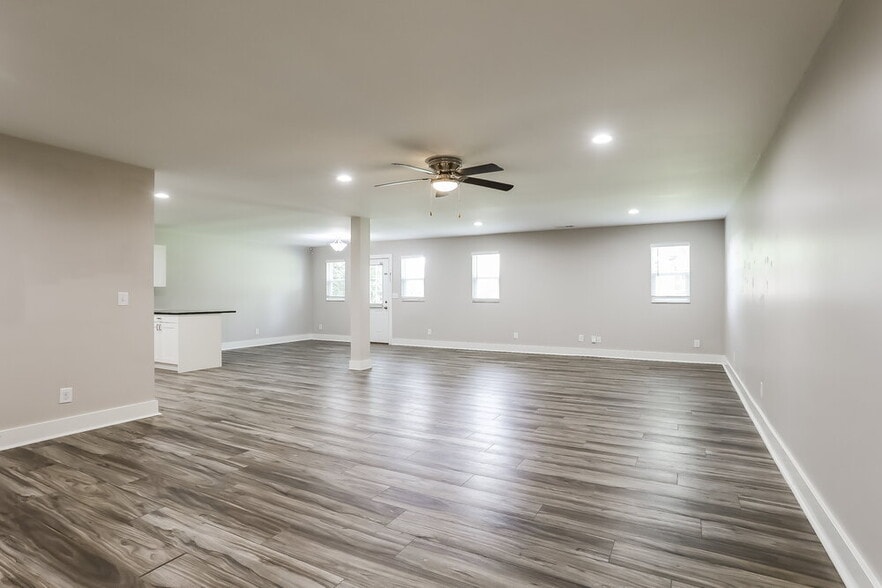 Building Photo - 8814 W Terrace Ave