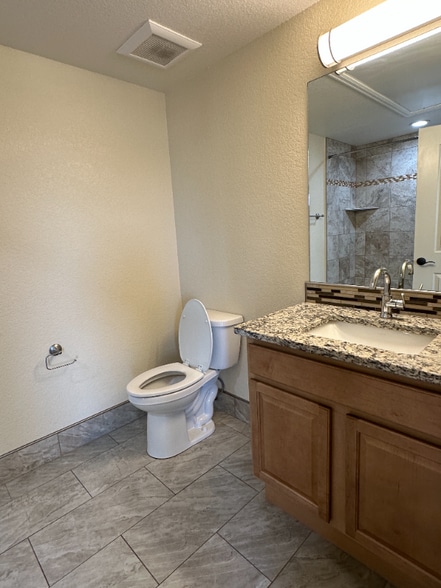 Building Photo - 430 W Pikes Peak Ave