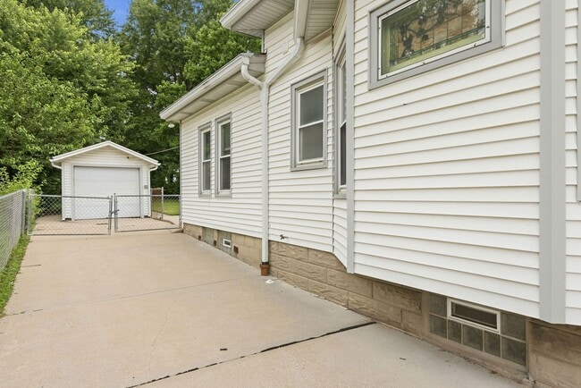 Building Photo - CHEVIOT: Charming 4 bed 2.5 bath 1 car detached garage