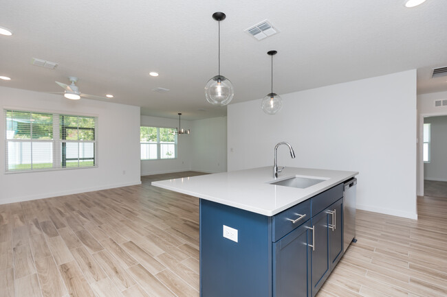 Building Photo - 10 Fairchild Ln