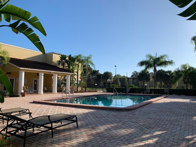 Building Photo - 1bed/1bath move-in ready condo $1100/month available December 2025