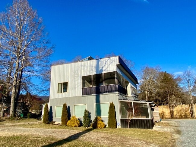 Building Photo - Furnished Downtown Black Mountain- Top Floor Unit with Roof Top Deck!