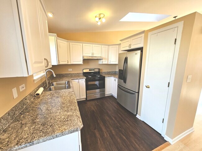 Building Photo - 2315 Meadows Ln