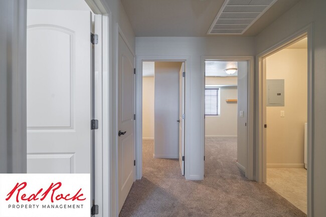 Building Photo - Lovely townhome with Community Pool!