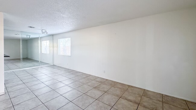 Building Photo - 3-Bed, Single Story Home in NON-HOA community