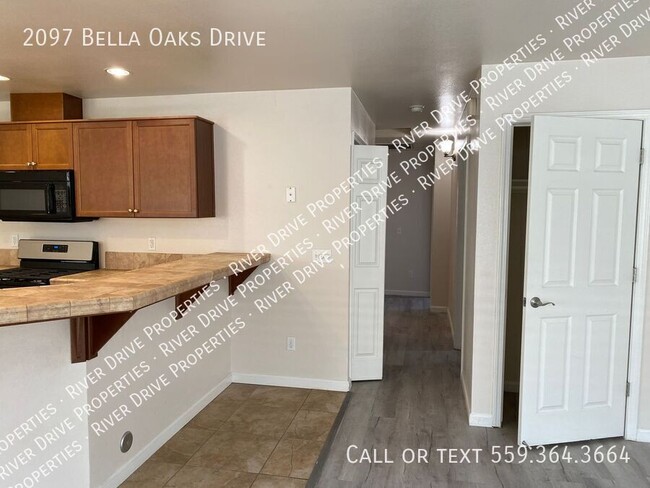 Building Photo - Three Bedroom Condo in Tulare