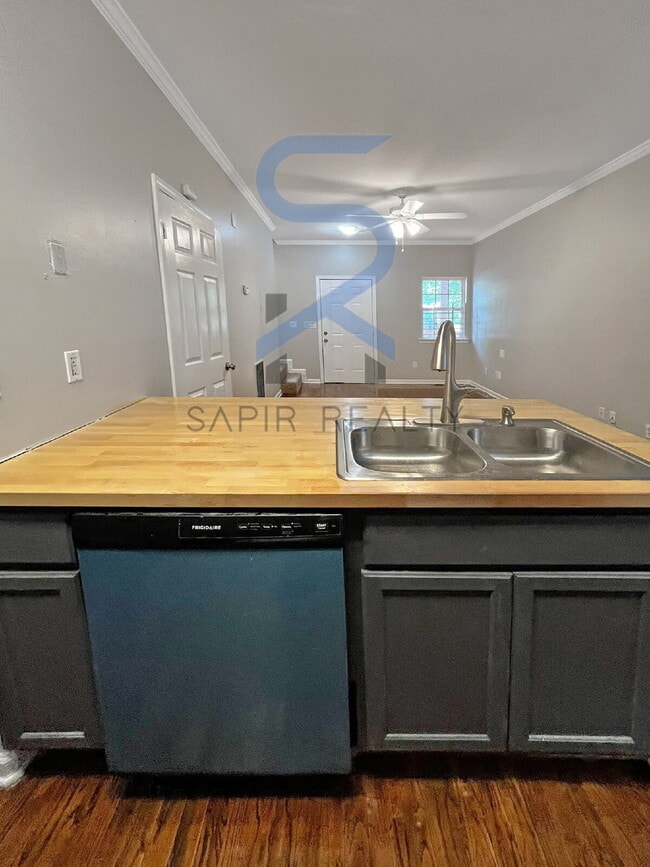 Building Photo - Move in before November 15th and choose yo...