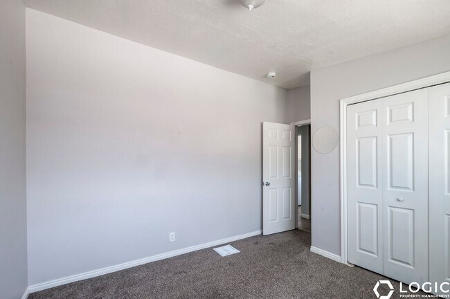 Building Photo - 559 E 800 S