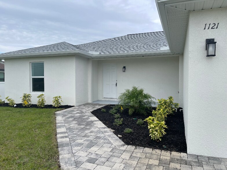 Building Photo - 1121 NW 13th Terrace