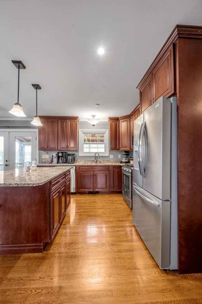 Building Photo - 653 Mt Vernon Dr