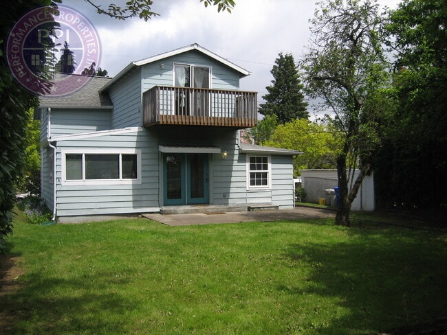 Building Photo - Beautiful Sellwood Bungalow in One of Portland's Most Desirable Neighborhoods. Pet friendly!
