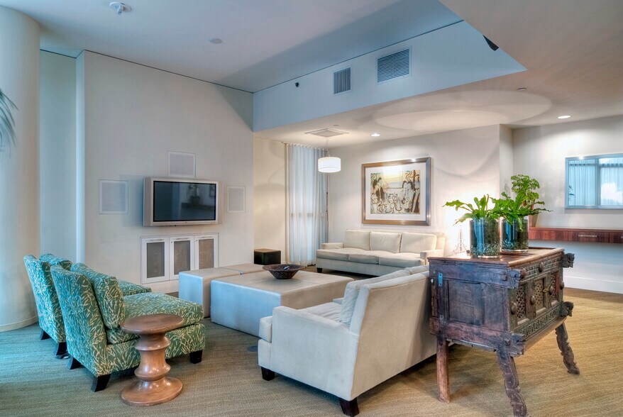 Building Photo - 13650 marina pointe Dr