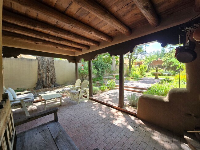 Building Photo - 770 Acequia Madre