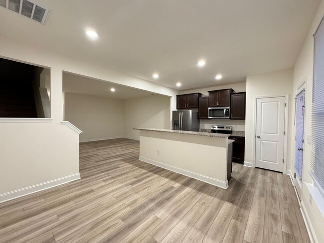 Building Photo - Come see this lovely townhome in a desirab...