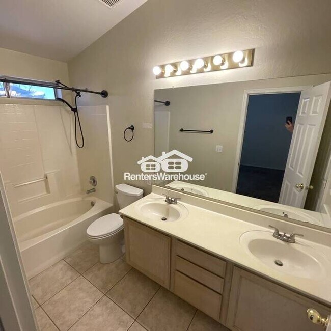 Building Photo - Love Where you Live, in this Spacious 3Bd ...