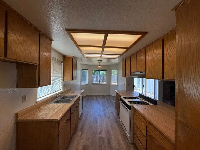 Building Photo - Spacious 4bed 2bath home in the Rio Linda/...