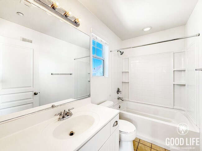 Building Photo - Beautiful 2B/2.5BA Townhouse in Oceanside w/ Washer/Dryer, Attached Garage, and AC!