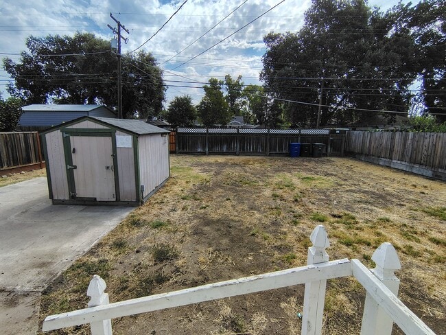 Building Photo - 404 Camellia Way