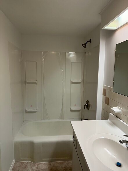 Building Photo - 306 Pleasant St